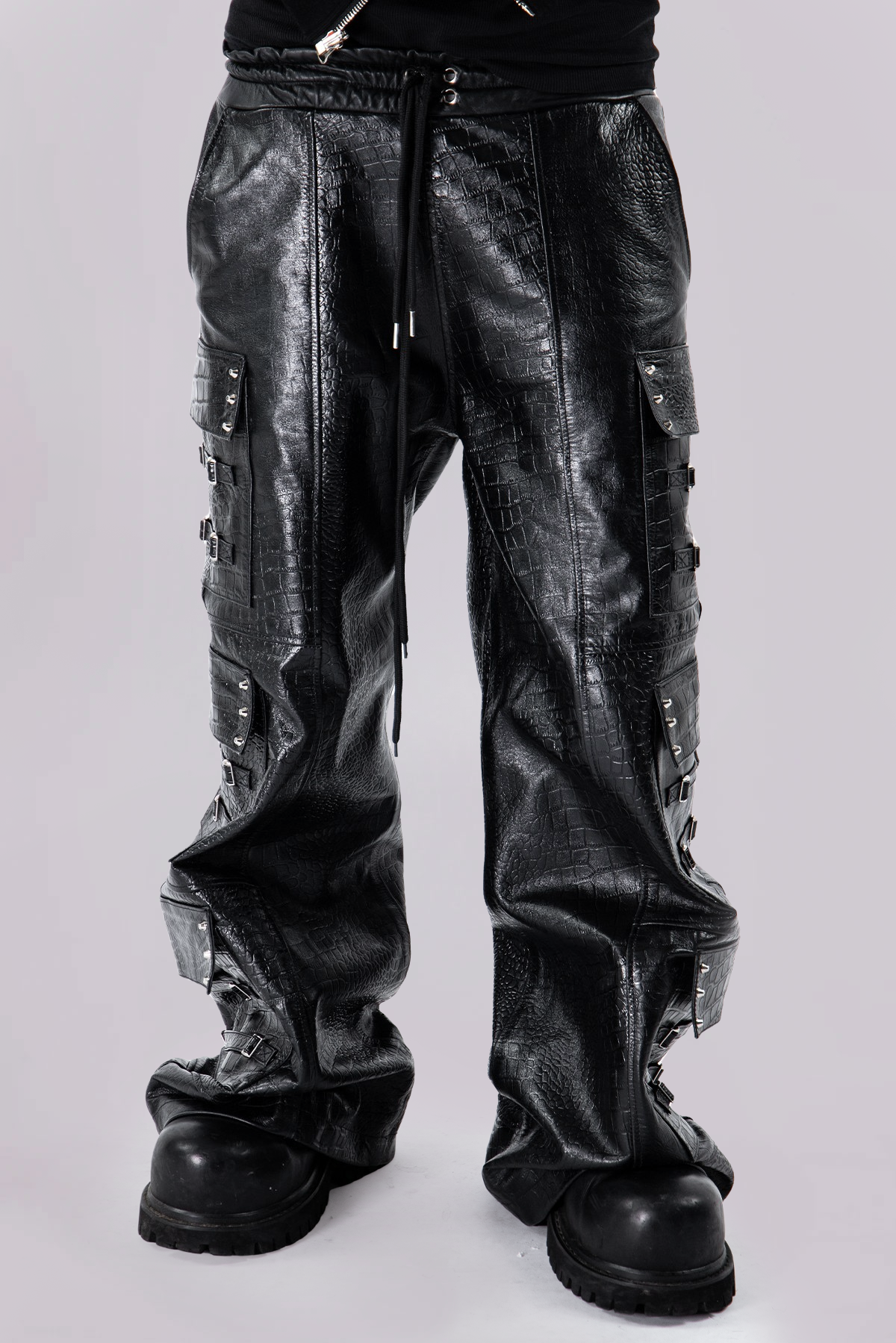 "OBSIDIA" LEATHER CARGOS