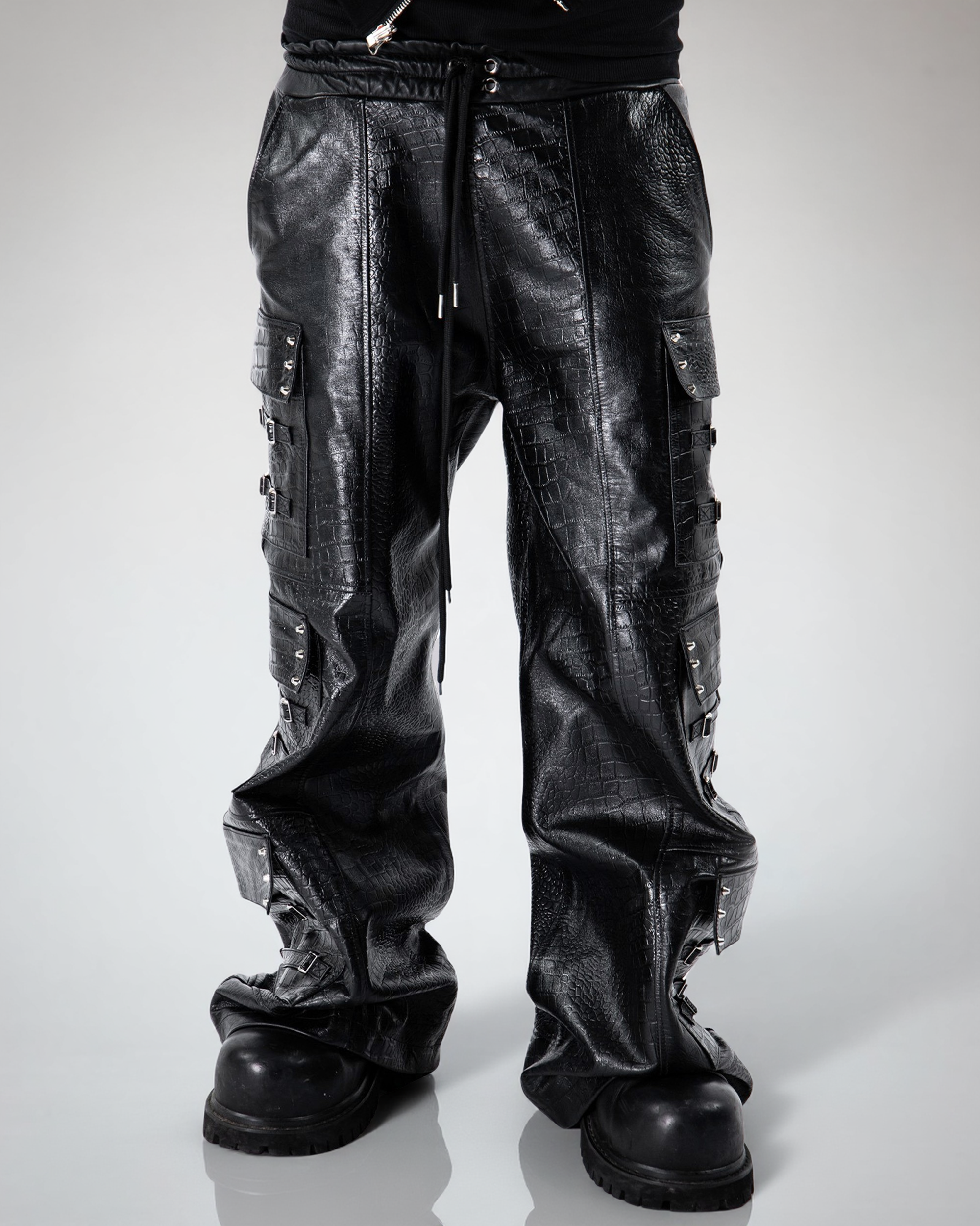 "OBSIDIA" LEATHER CARGOS