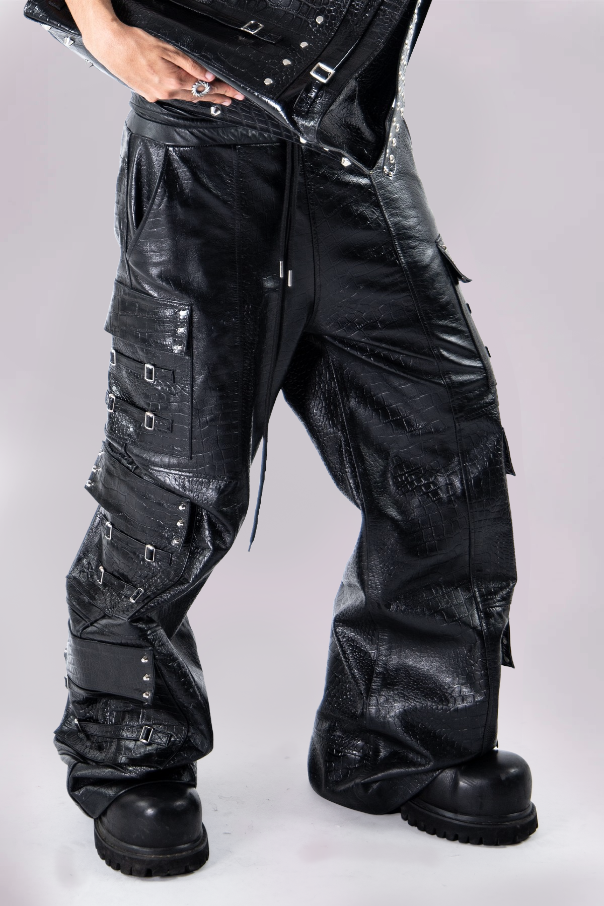"OBSIDIA" LEATHER CARGOS