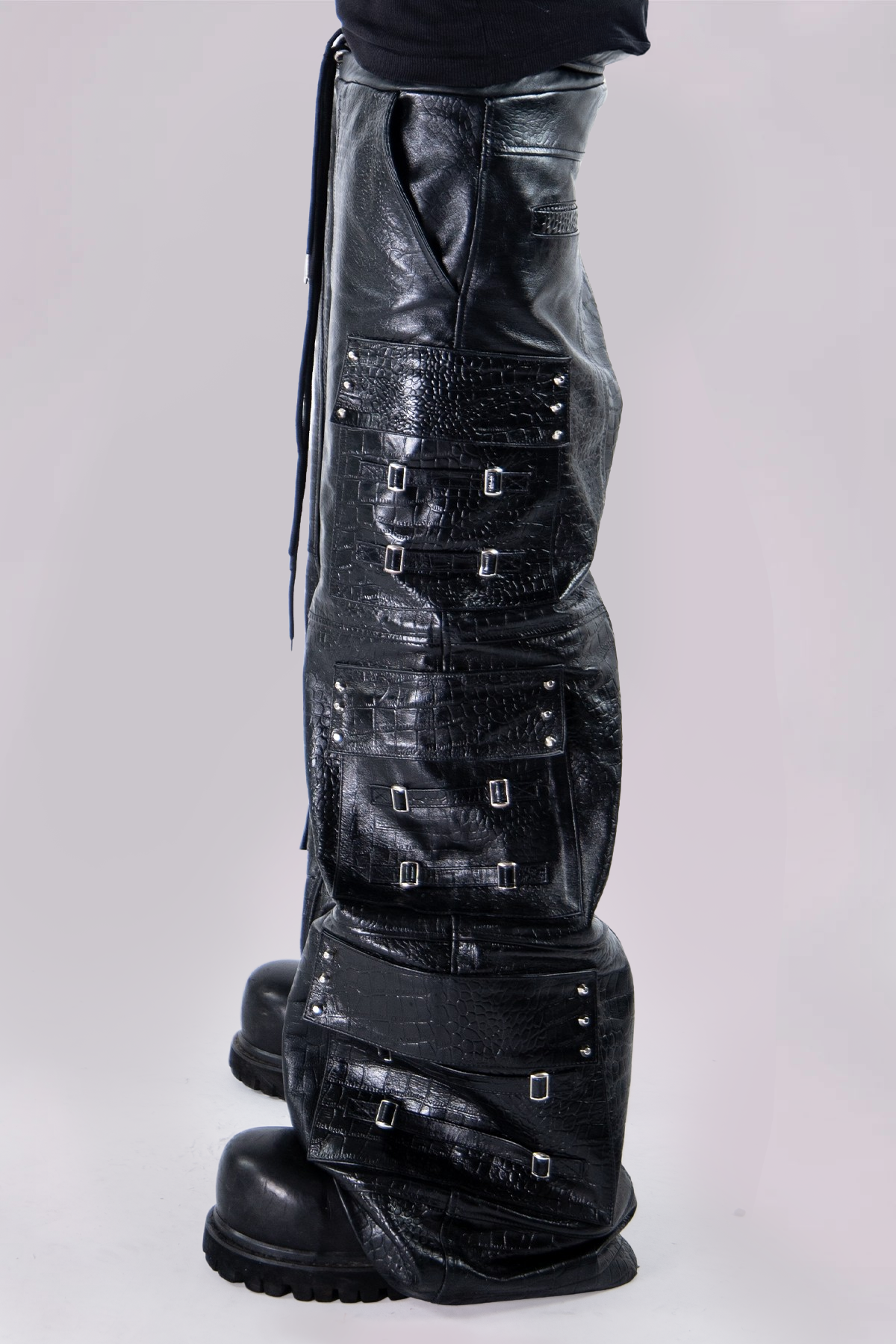 "OBSIDIA" LEATHER CARGOS